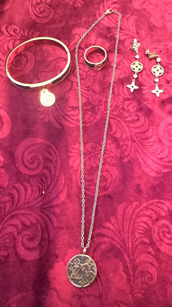 Woman Gold Plated Necklace, Earrings, Ring and Bracelet with Beautiful LV like Gold Design