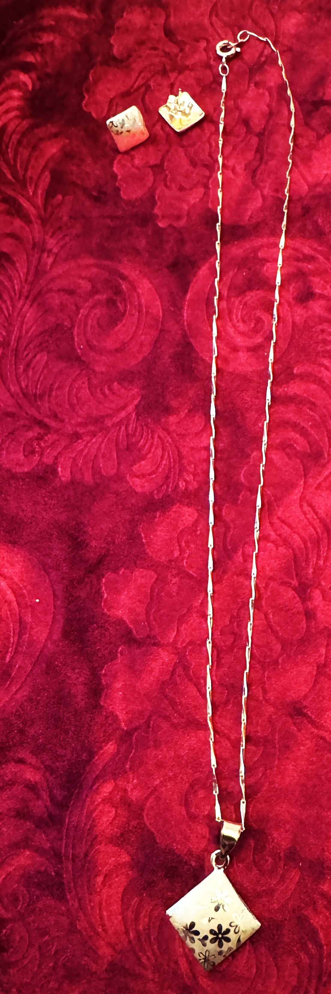 Women Gold Plated Necklace and Earrings. Beautiful Diamond Shape With Flower design in Center