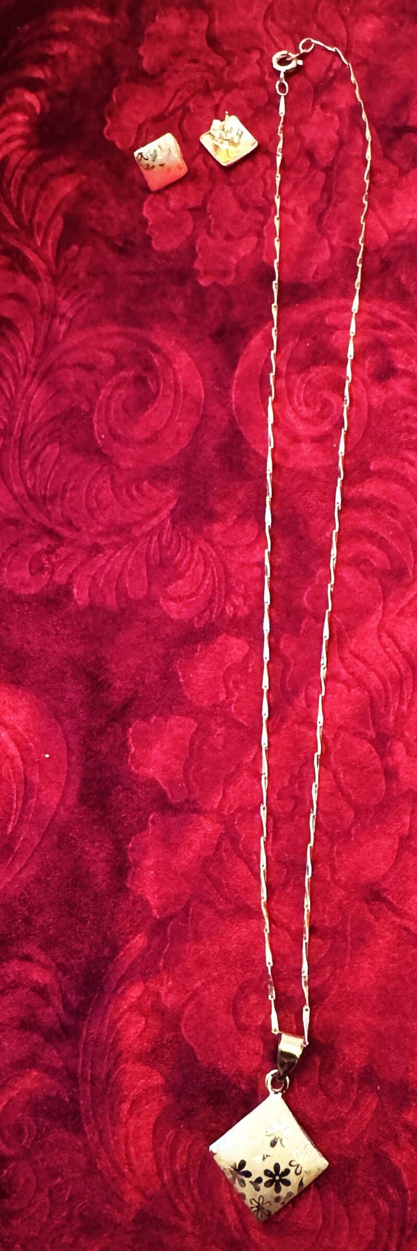 Women Gold Plated Necklace and Earrings. Beautiful Diamond Shape With Flower design in Center