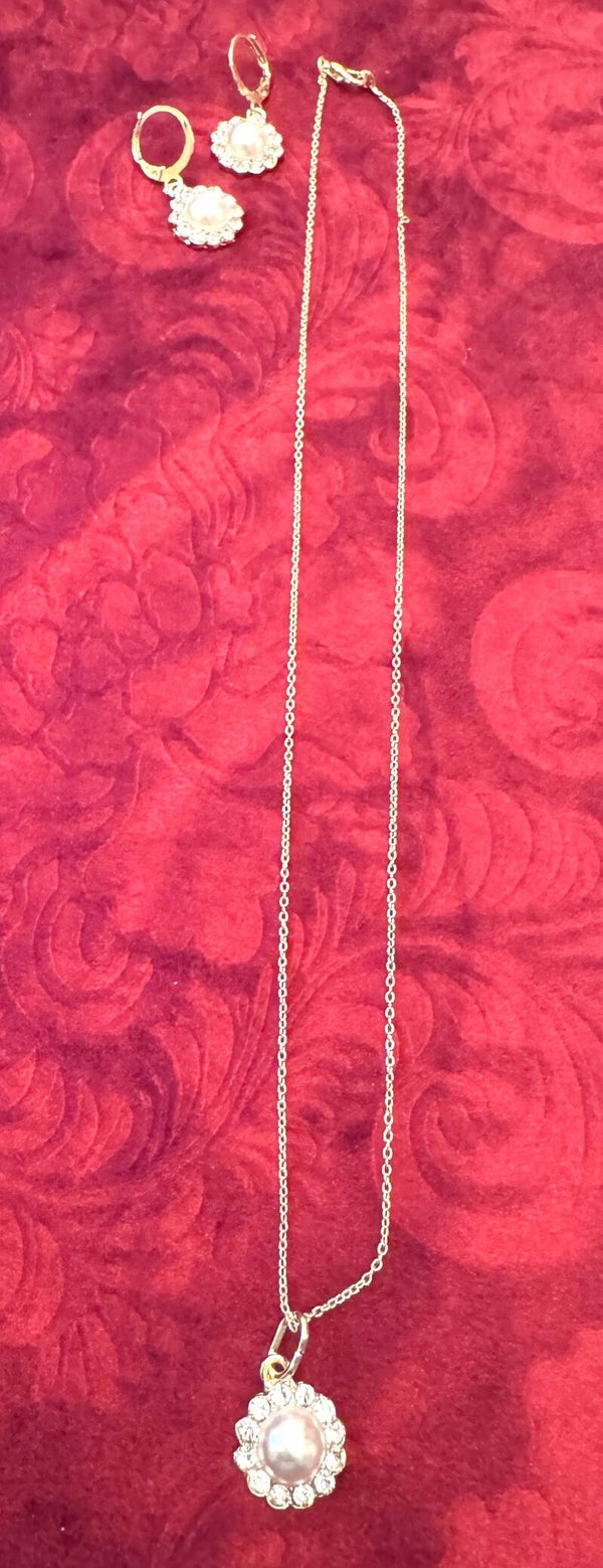 Women Gold Plated Necklace and Earrings. Beautiful Gold Flower design With Cz and Pearl like Stone in the center.