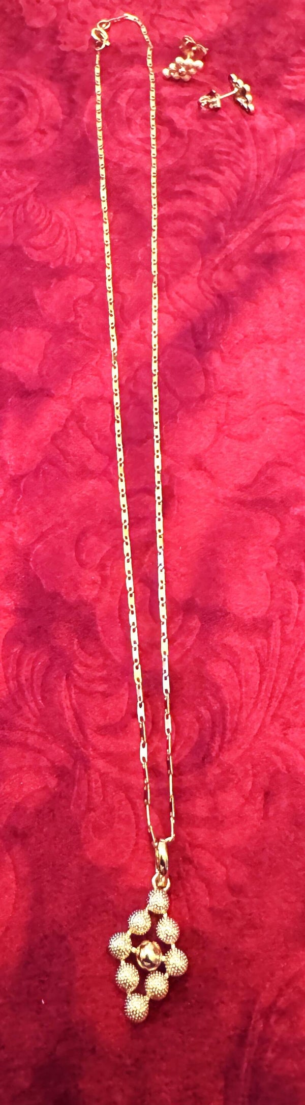 Women Gold Plated Necklace and Earrings. Beautiful Diamond Shape with Circle like Design
