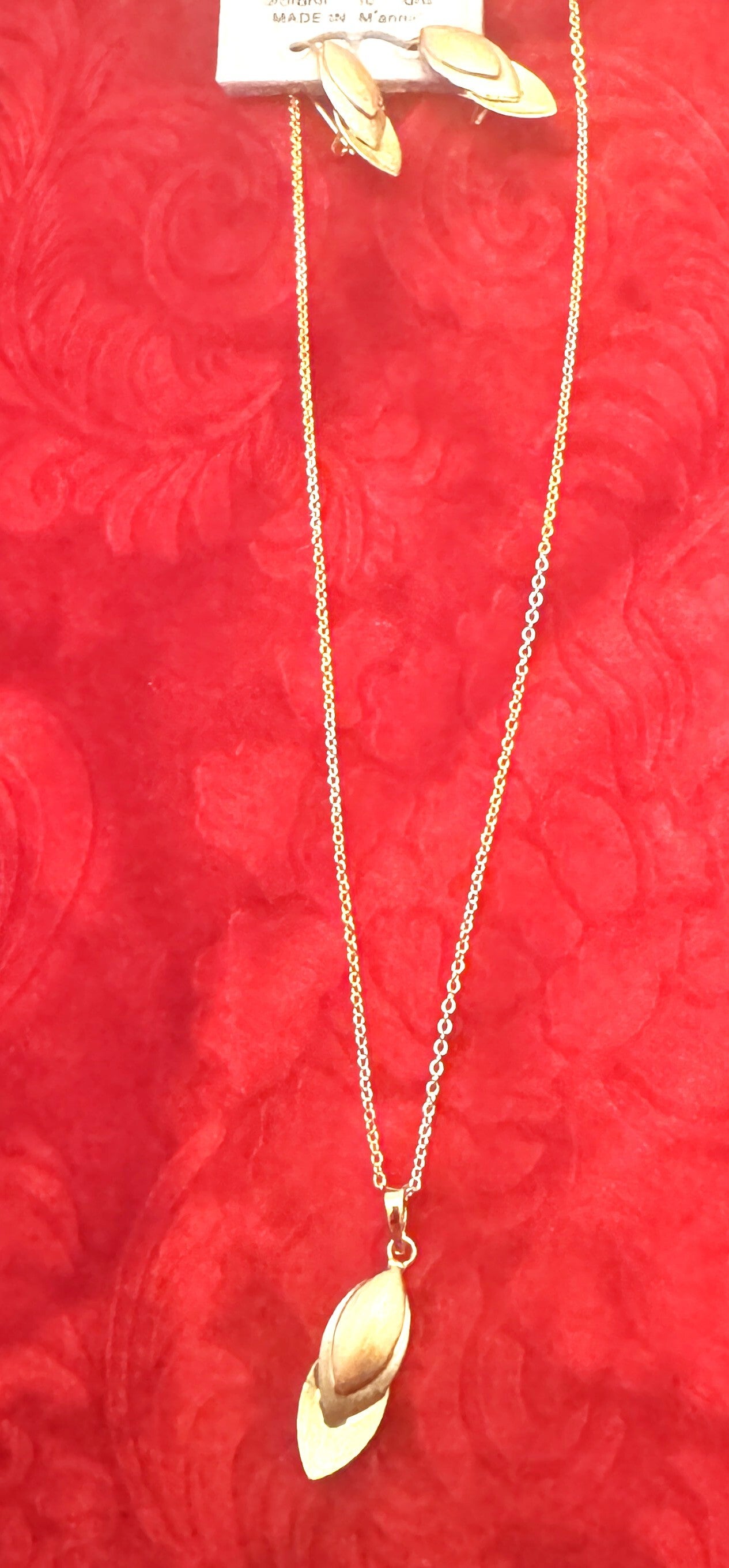 Women Gold Plated and Silver Color Necklace and Earrings. Beautiful Oval like Design