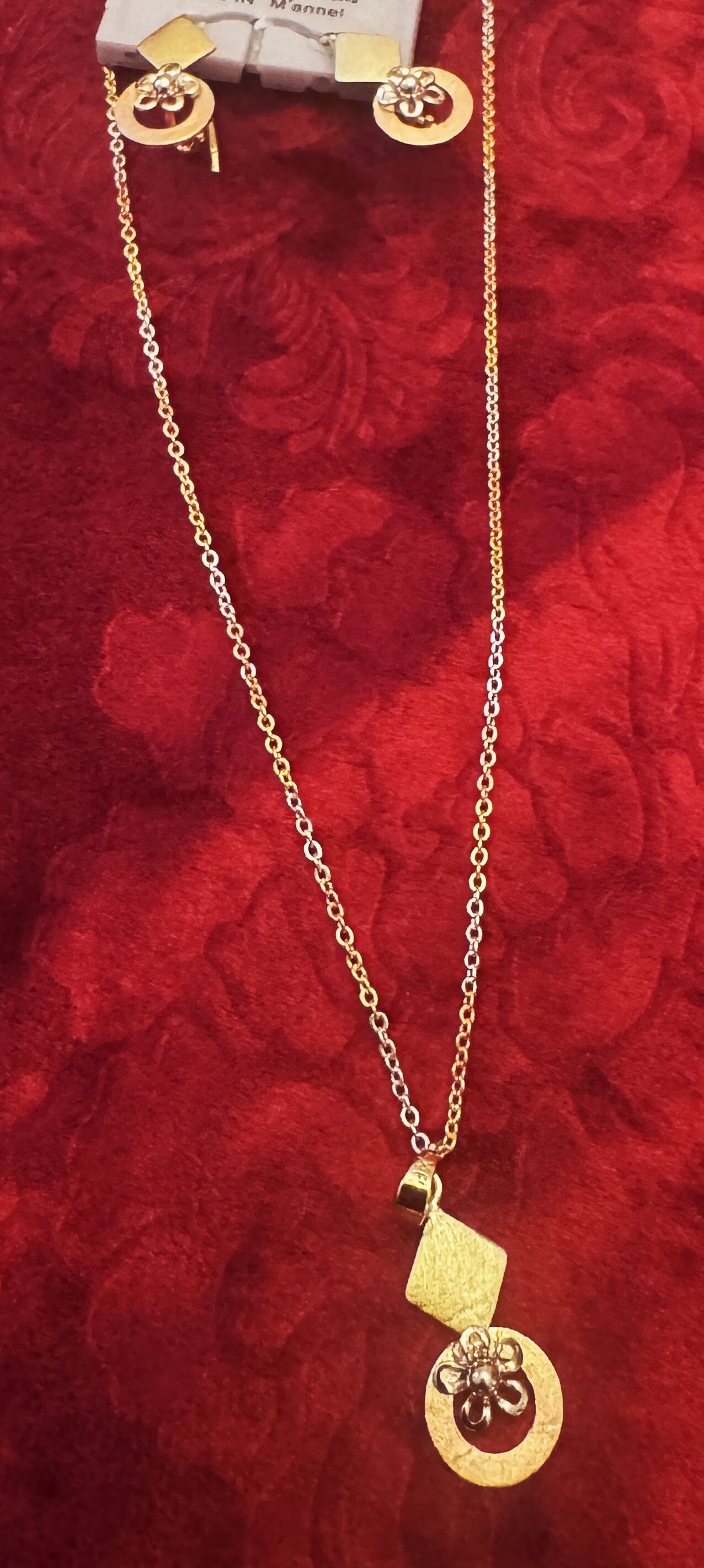 Women Gold Plated With Silver Necklace and Earrings. Beautiful Oval and Diamond Shape with Flower in the Center