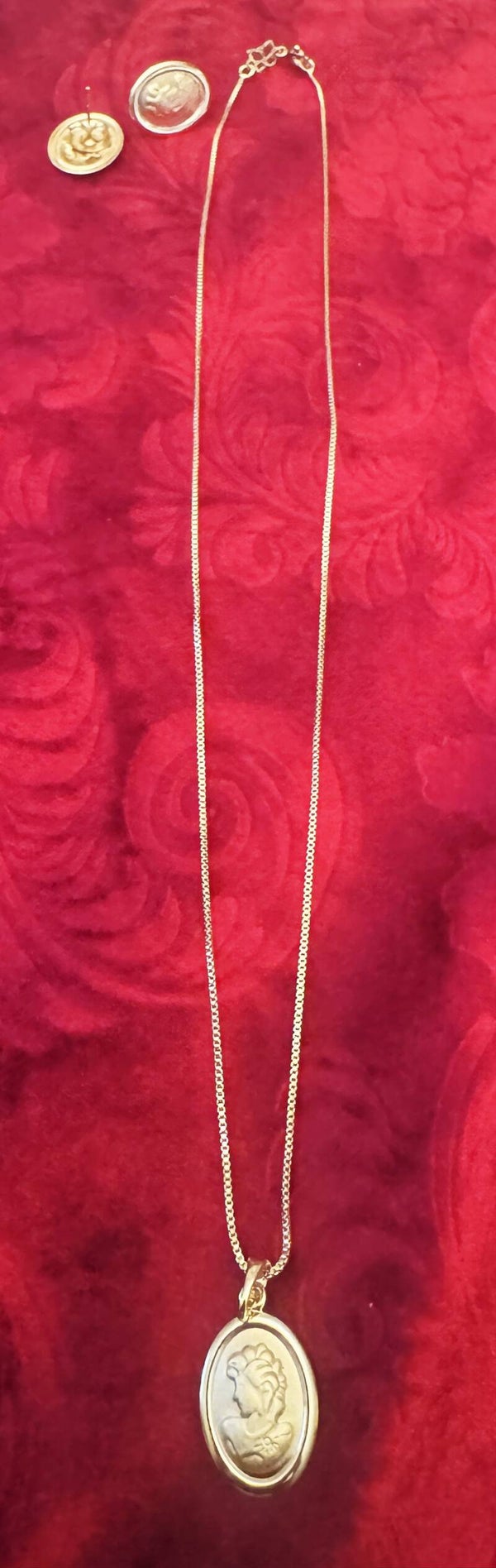 Woman Gold Plated Necklace and Earrings with Beautiful Lady Design