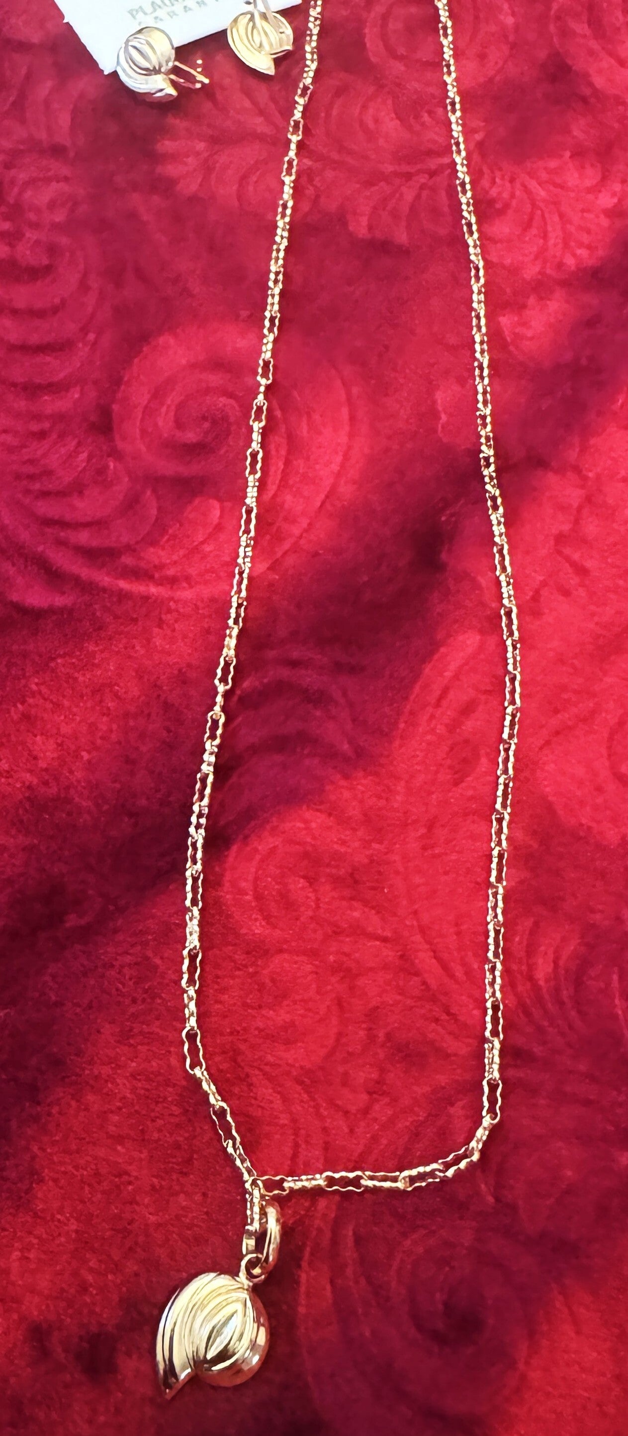 Women Gold Plated Necklace and Earrings. Beautiful Sea Shell like Design