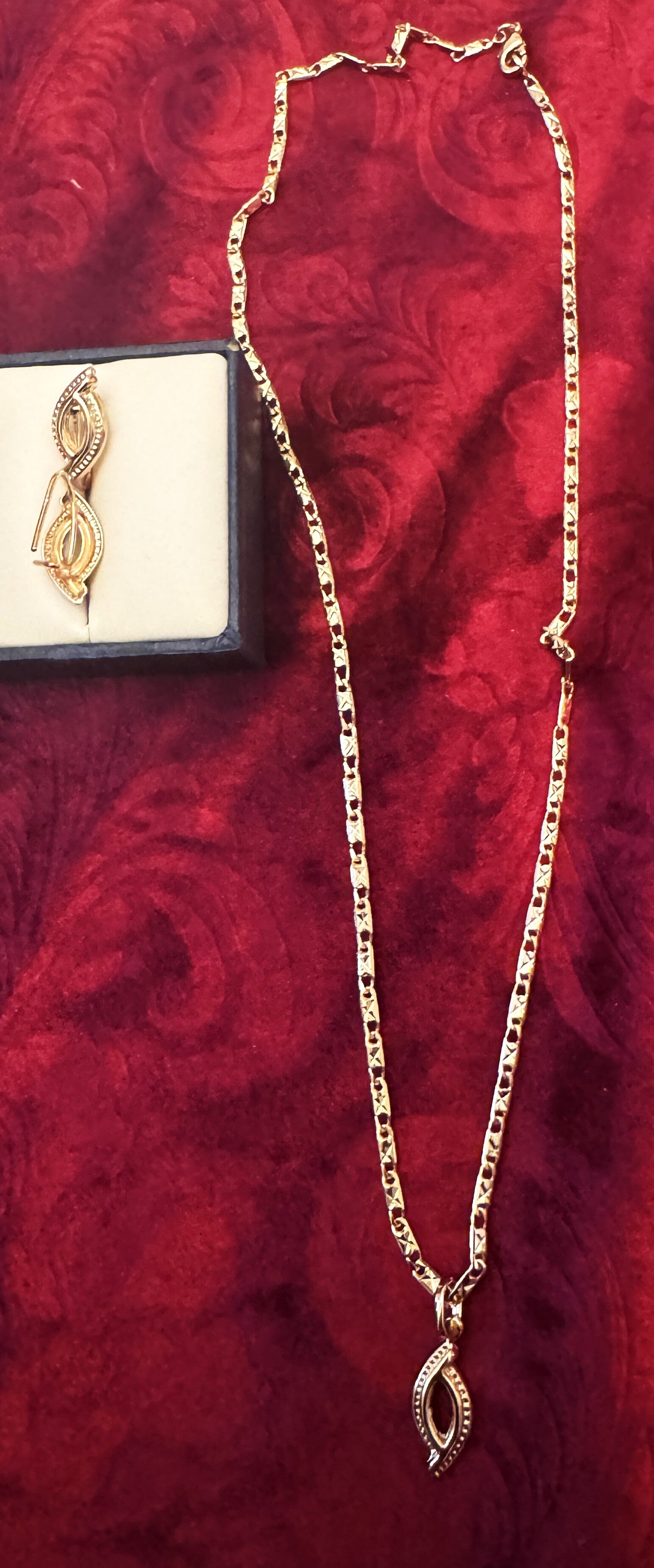 Woman Gold Plated Necklace and Earrings with Beautiful Tear Drop and Design on it