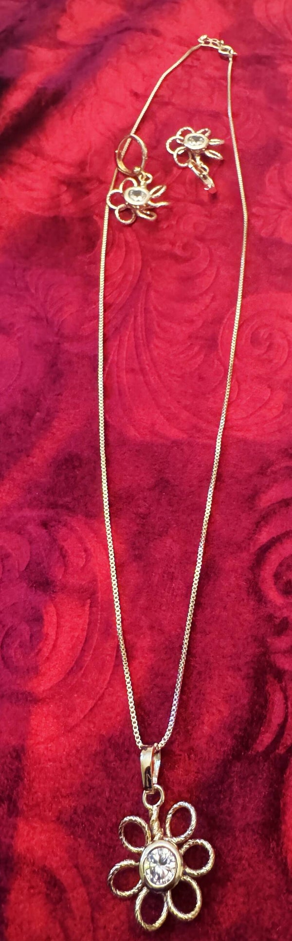 Woman Silver Color Necklace and Earrings with Beautiful Flower and CZ Stone in center