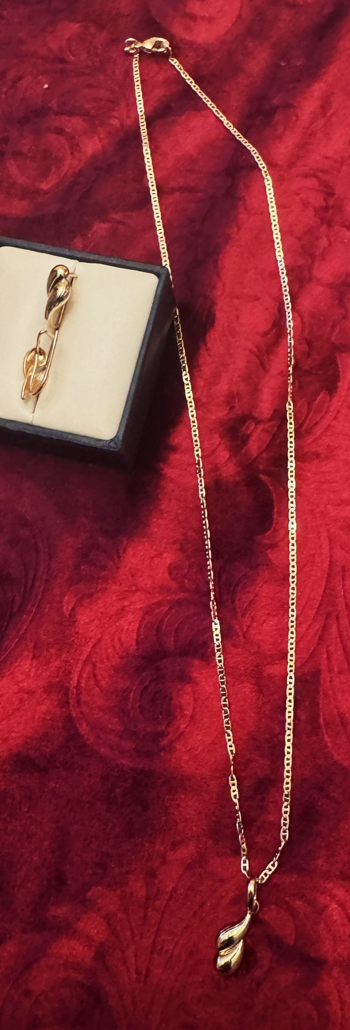 Woman Gold Plated Necklace and Earrings with Beautiful Double Rain Drop Design