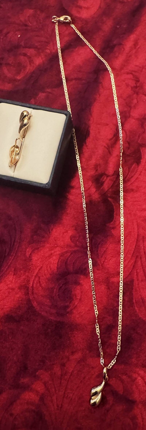 Woman Gold Plated Necklace and Earrings with Beautiful Double Rain Drop Design