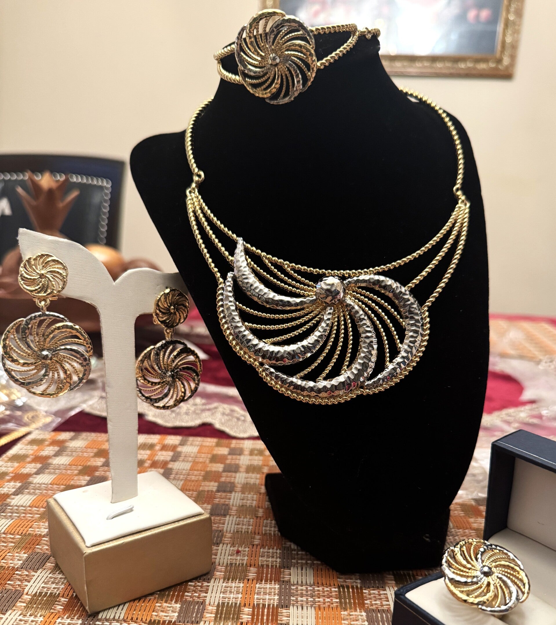 Beautiful Gold Necklace, Bracelet, Ring and Earrings Pin Wheel Design with Silver Color