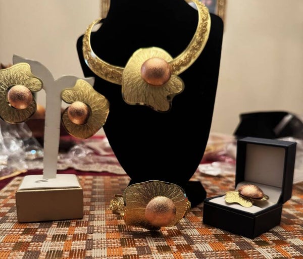 Beautiful Women Gold/Rose Tone Thick Choker Necklace, Bracelet, Ring and Earrings. Elegant Leaf Design With Rose Pearl Look in Center