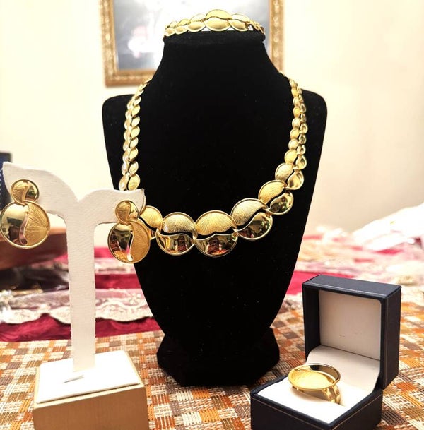 Beautiful Women Gold Tone Necklace, Bracelet, Ring and Earrings with Broken Circle Design