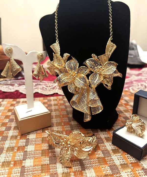 Beautiful Women Gold Tone Necklace, Bracelet, Ring and Earrings with Flower With Ribbon Design
