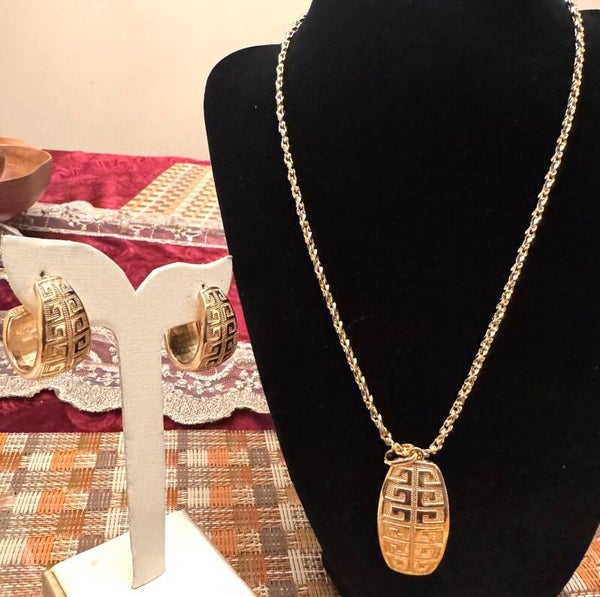 Beautiful Gold Tone Necklace and Earrings With Beautiful Design
