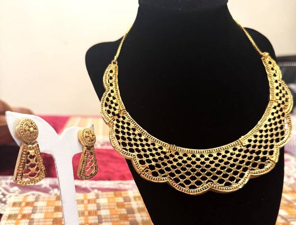 Beautiful Gold Tone Necklace and Earrings