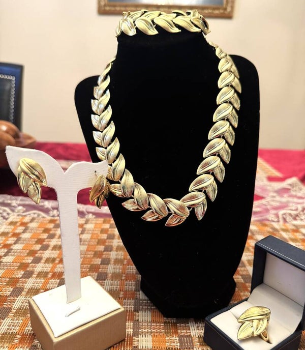 Beautiful Gold Color Necklace, Ring, Bracelet and Earrings Elegant Leaf Design