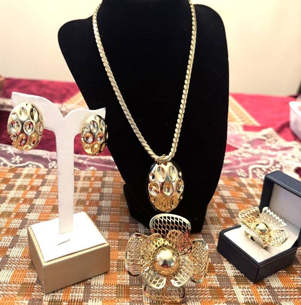 Beautiful Gold Tone Necklace, Bracelet. Ring and Earrings Circle and Flower Design