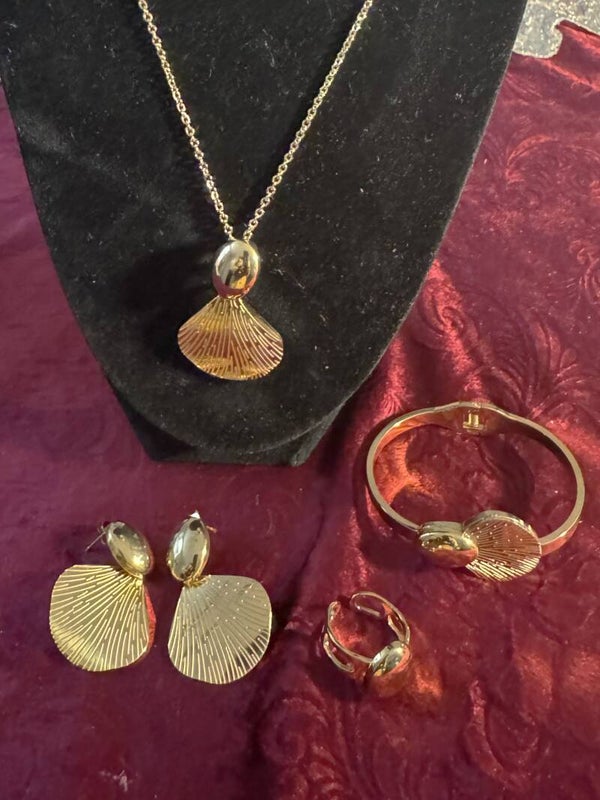 Women Jewelry Set.
