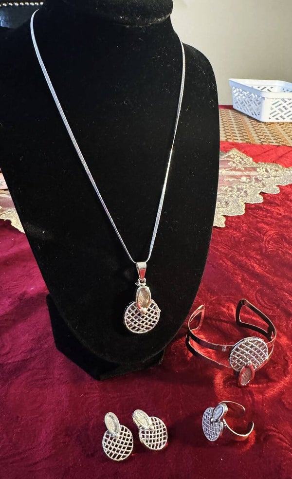 Women Jewelry Set. Necklace, Bracelet, Ring and Earrings  Color Gold