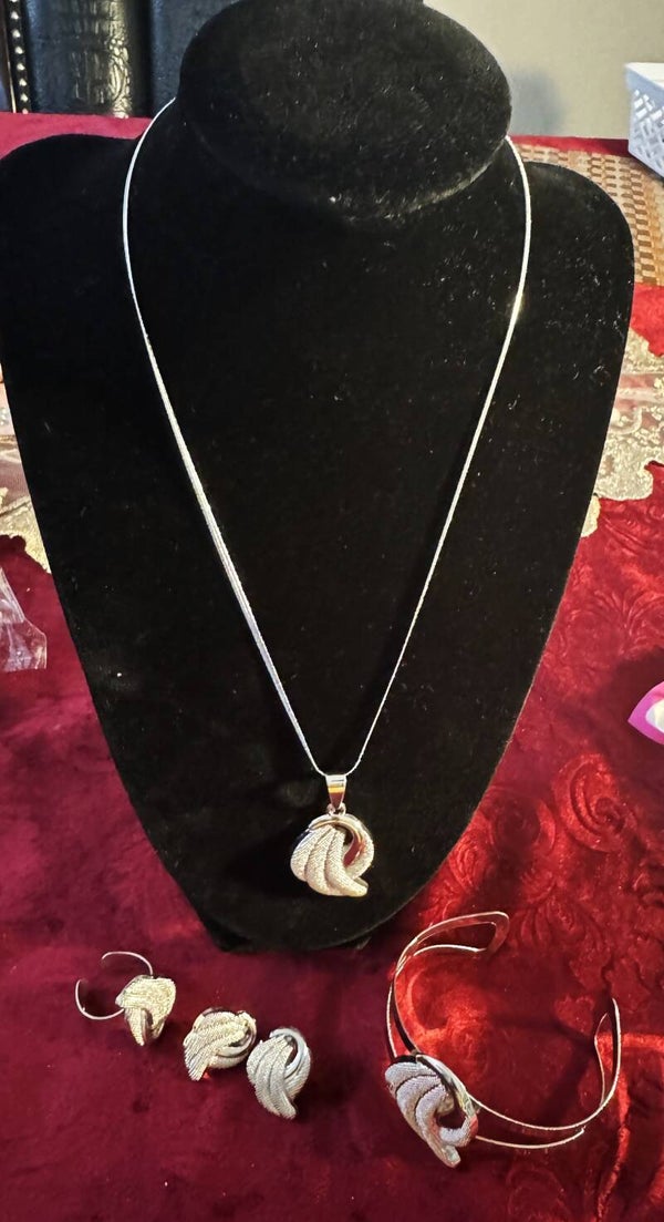 Women Jewelry Set.