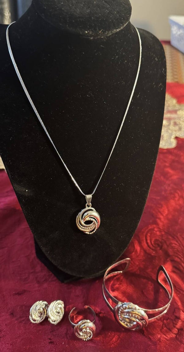 Women Jewelry Set.