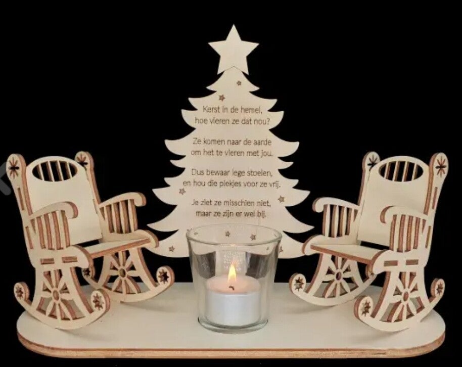 Voetstuk kerstboom met twee stoelen en waxinihouder