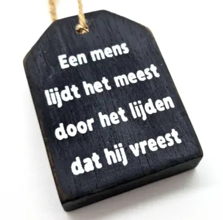 Hangend label, een mens lijdt het meest