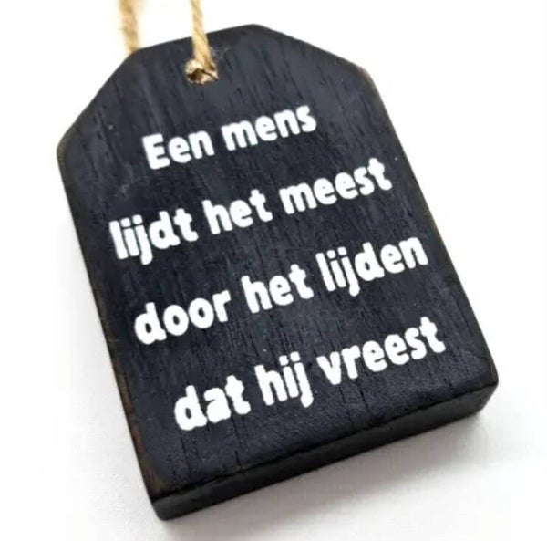 Hangend label, een mens lijdt het meest