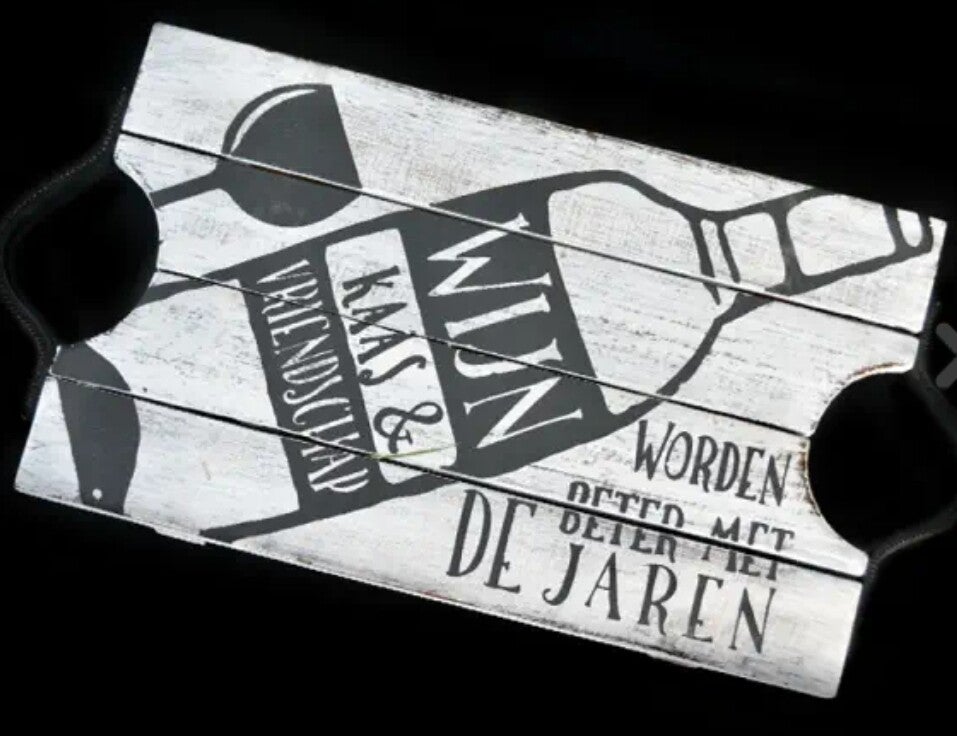 Dienblad wijn, kaas en vriendschap