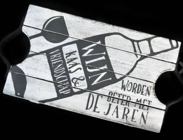 Dienblad wijn, kaas en vriendschap