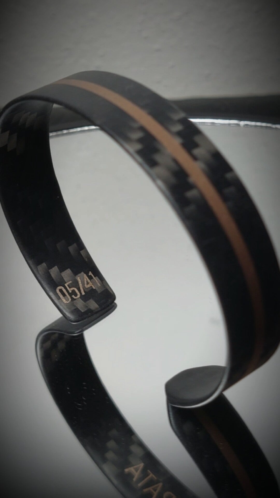 "Core Series" - L'intreccio ad alte prestazioni del carbonio Twill 3k, incontra il calore della Midas livery in bronzo. La silhouette asimmetrica unisce un'estremità dritta a un finale sagomato a punta smussata. 