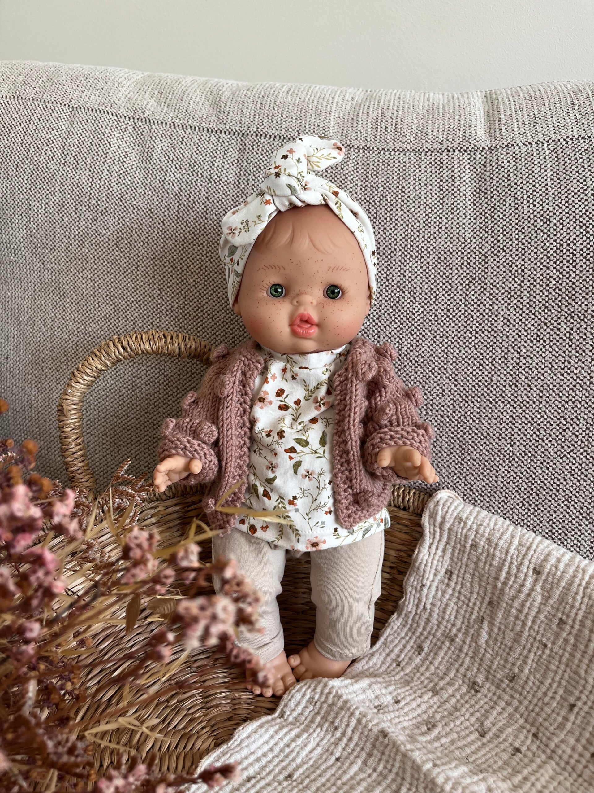 Paola Reina pop met kledingsetje Fleur en merino vestje