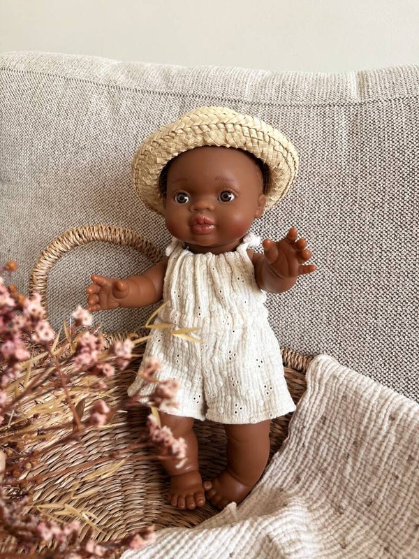 Paola Reina pop 34 cm met hydrofiel jumpsuit en Minikane strohoedje