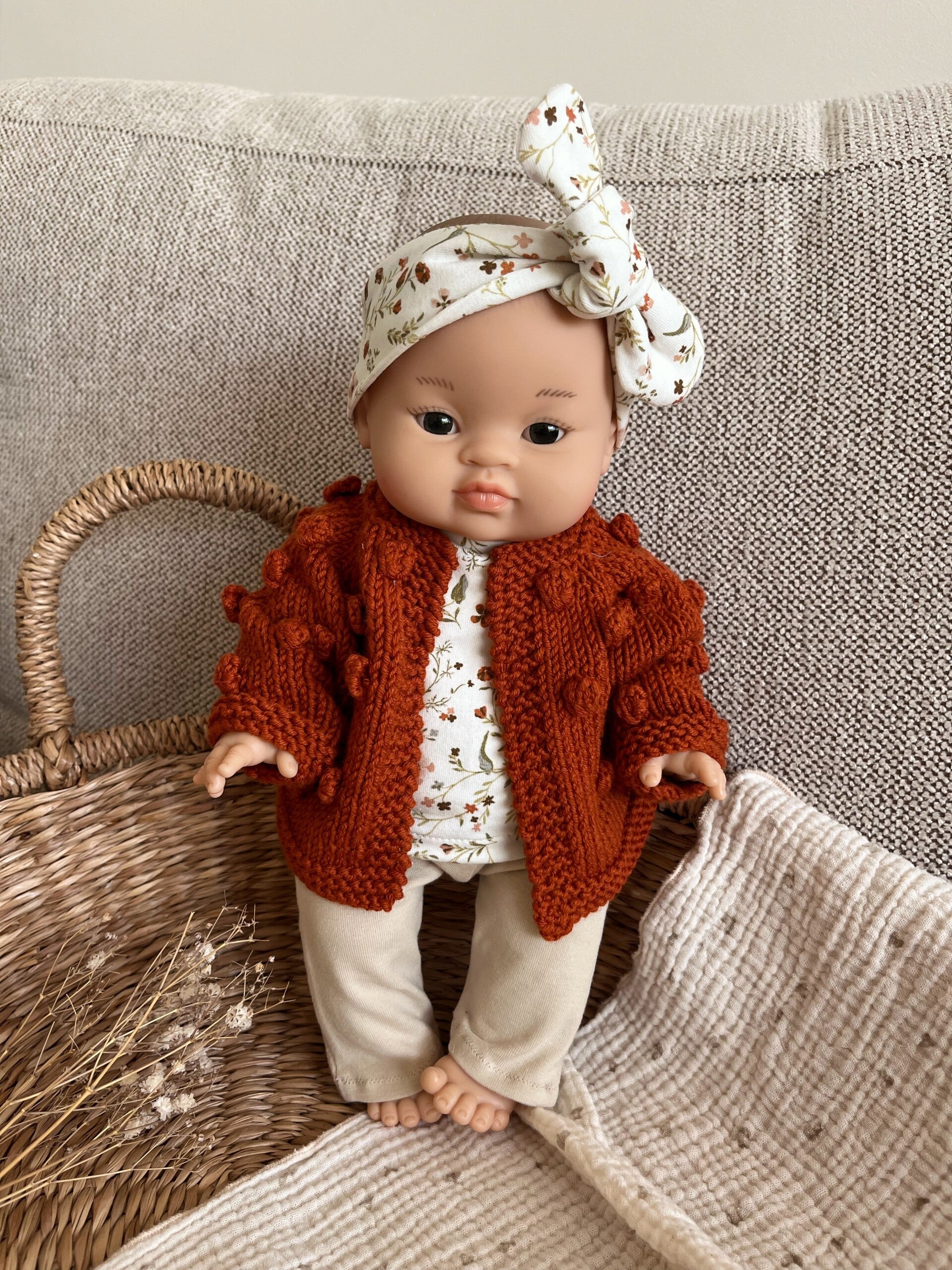 Kledingsetje Fleur voor Paola Reina/ Minikane pop 34 cm met merinovestje roestbruin