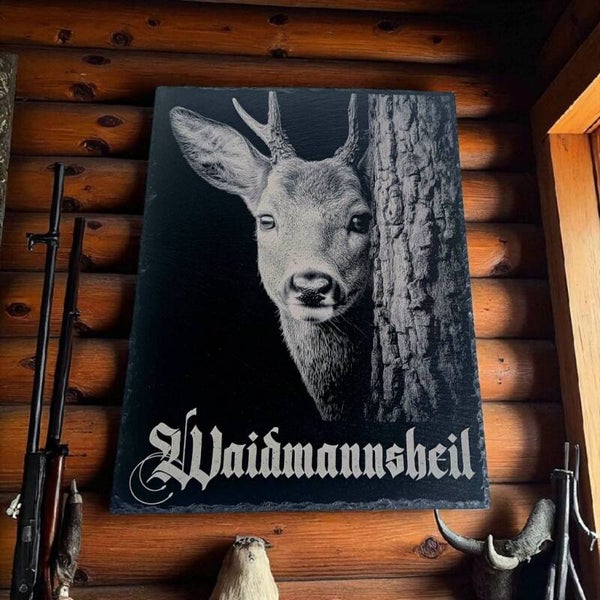 Gravierte Schiefertafel mit Rehbock-Motiv und "Waidmannsheil" – Das perfekte Geschenk für passionierte Jäger