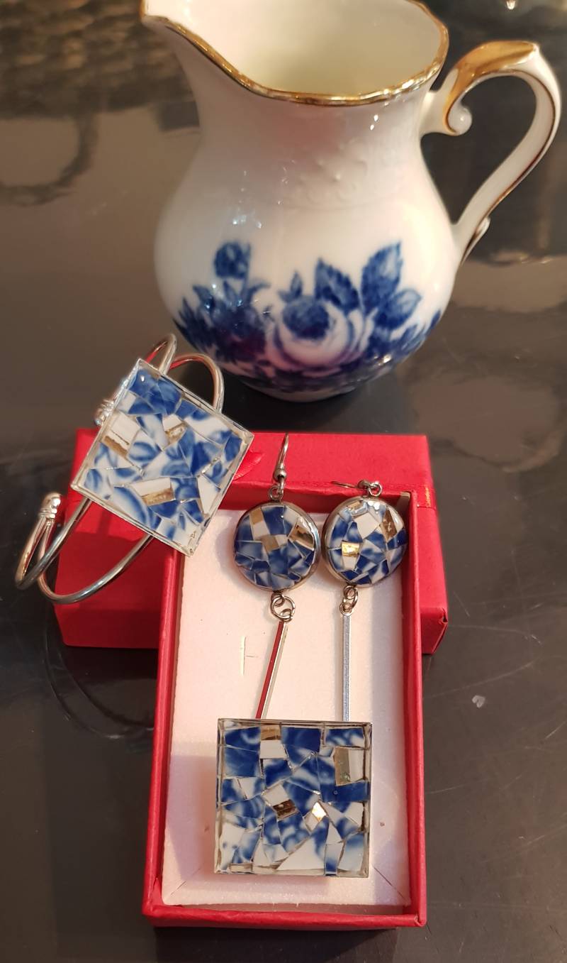 mosaic jewelry, bracelet, earrings, ring in blue and white crockery