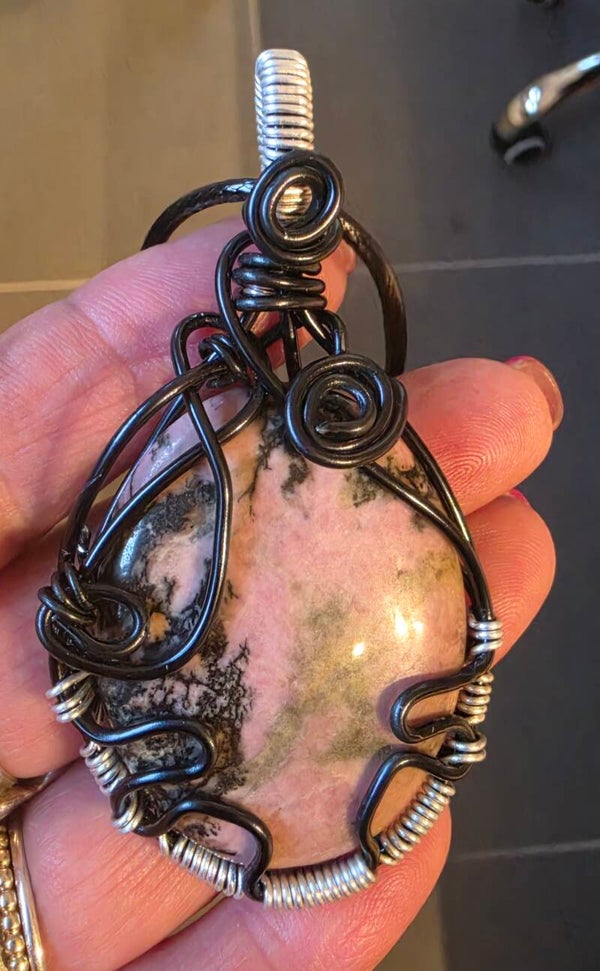 Hanger (wire wrapped) met Rhodoniet steen
