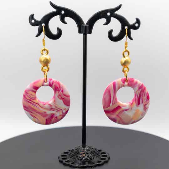 Oorbellen marmerlook in roze en wit, verguld