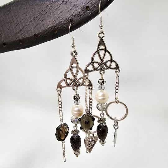 Oorbellen met de Keltische trinity knoop / Earrings with the Celtic trinity knot