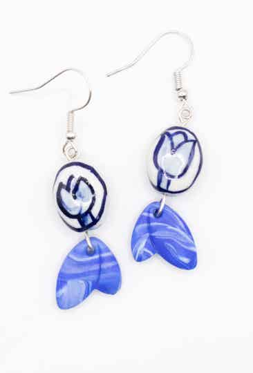 Oorbellen tulp, delfts blauw, fimo klei / Tulip earrings, delft blue, polymer clay
