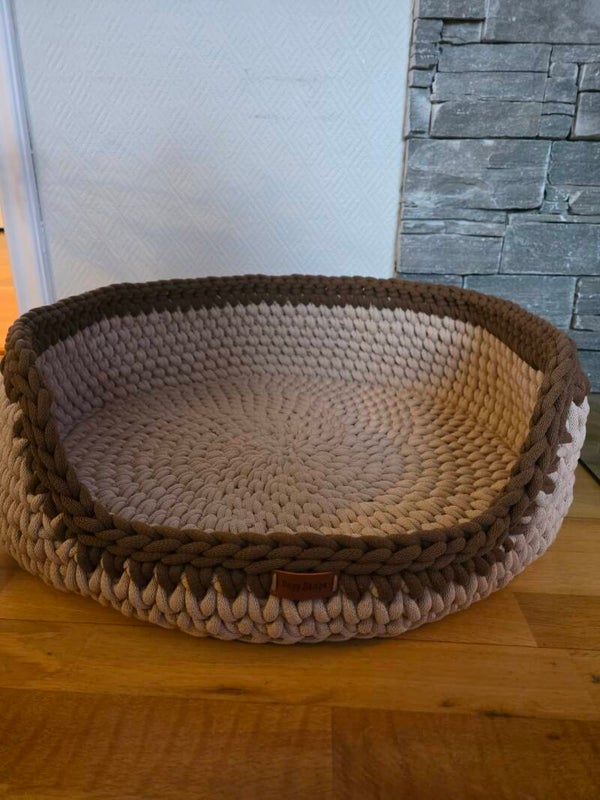 Håndlaget hundeseng trygg, lun og slitesterk. Ca. 60 cm i diameter (str. M)