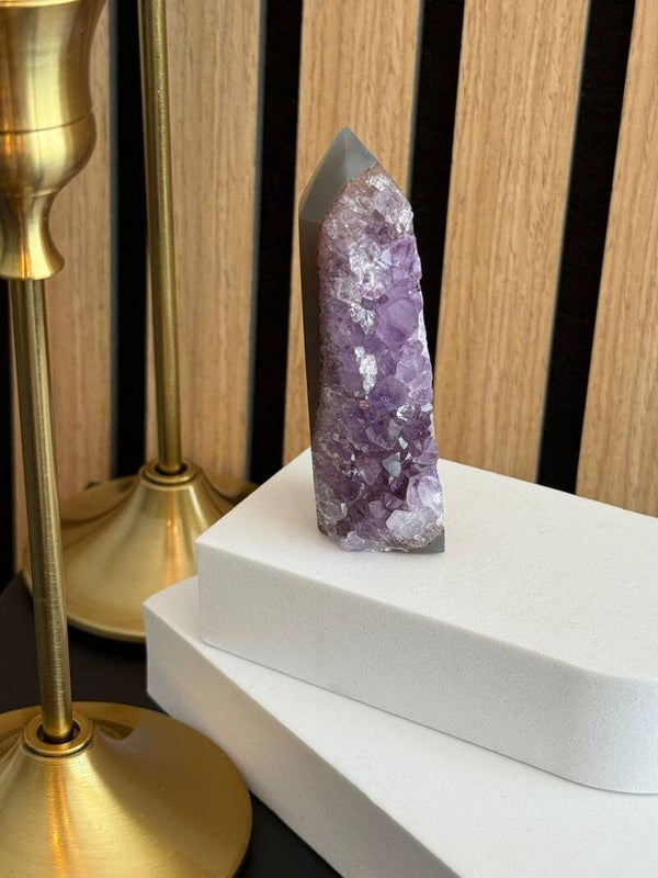 Amethist Toren met Ruwe Kristallen