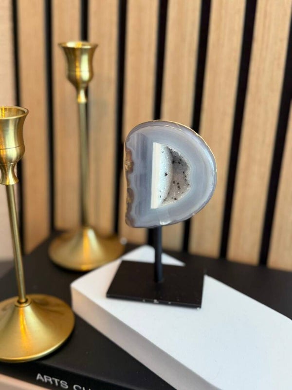 Agaat op standaart Letter D