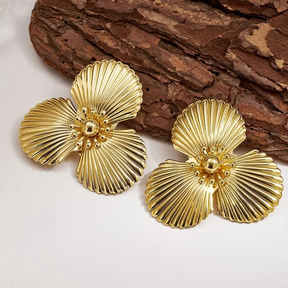 Pendientes grandes en forma de flor