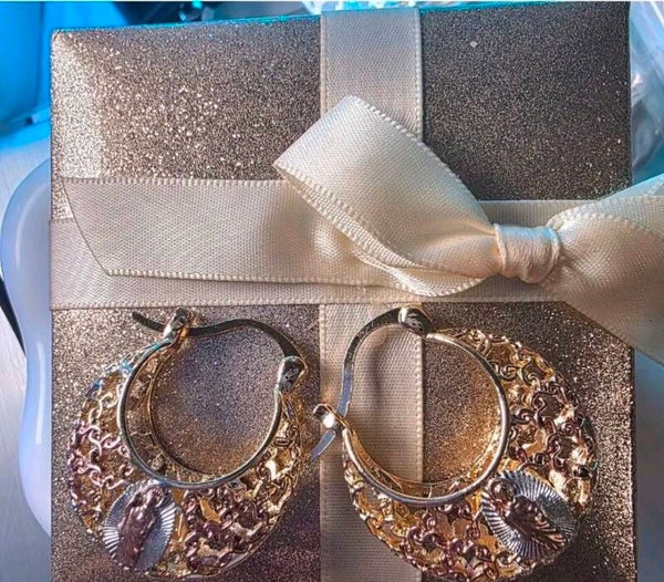 Aretes en forma tejida y figura religiosa