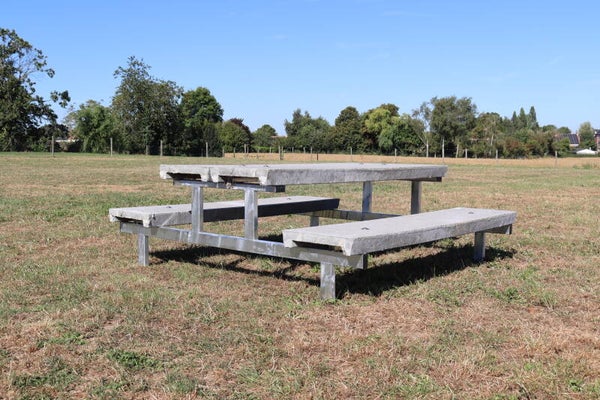 Picknickbank gemaakt met varkensroosters en warm verzonken onderstel