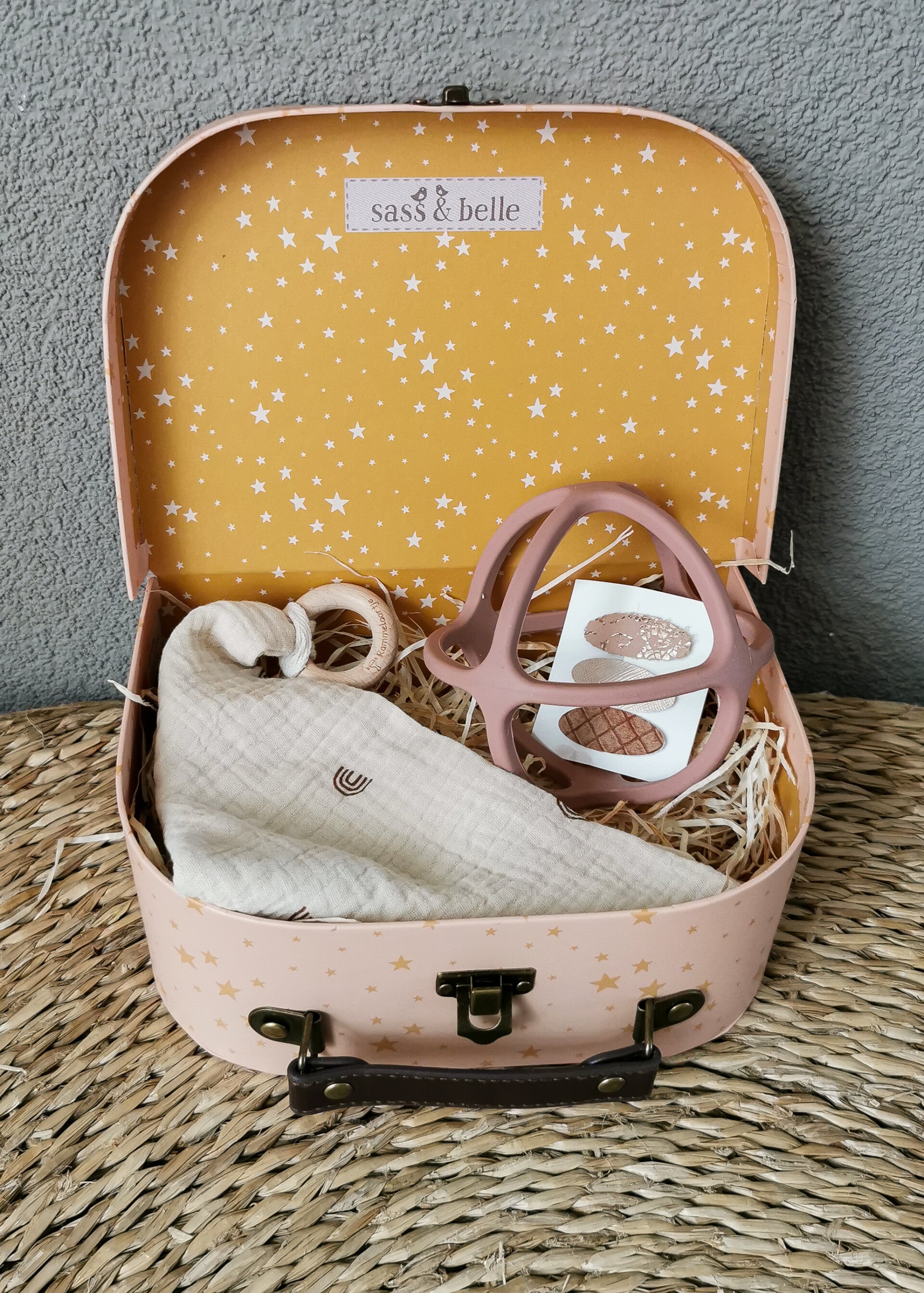 Babycadeau jongens meisjes pasgeborenen cadeauset babygeschenken 3 stuks geboortegeschenken met knuffeldoek haas en bijtring hout en slabbetje baby