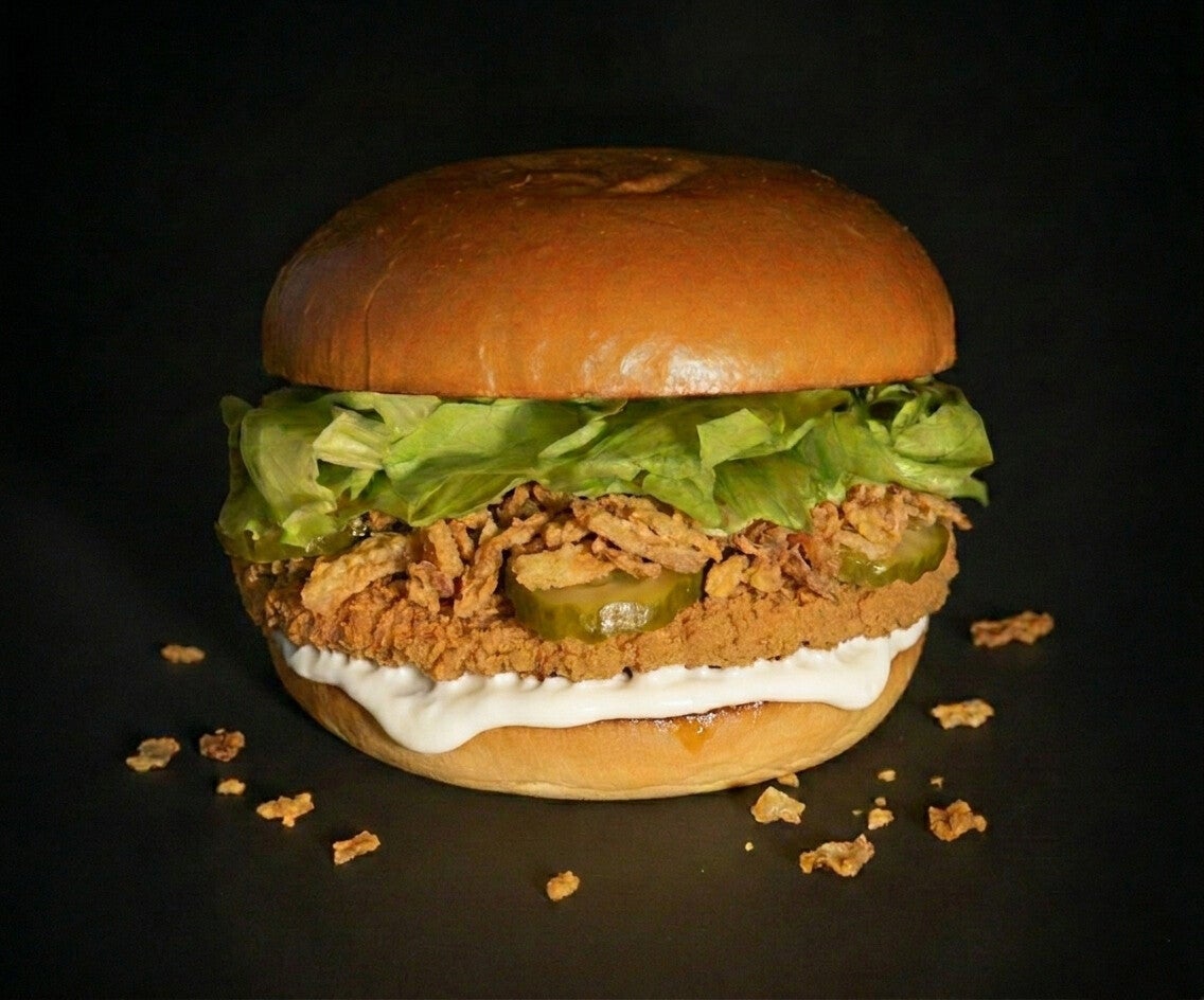 Para los que el pollo siempre es la mejor opción, Pollo Crispy, queso cheddar fundido, cebolla crujiente, lechuga, pepinillos & nuestra deliciosa salsa Mayo Wasa