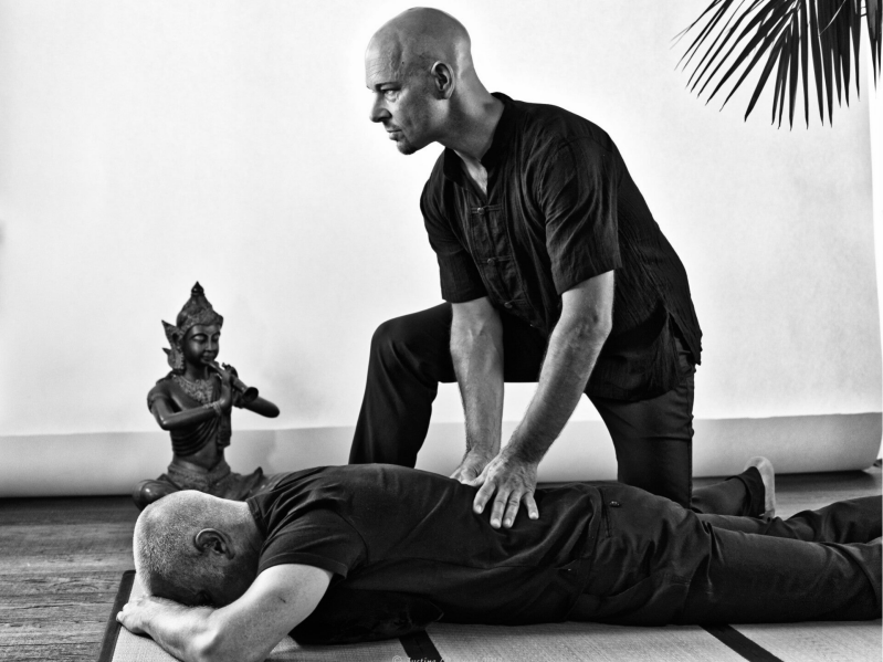 réance de shiatsu traditionnelle sur futon japonais