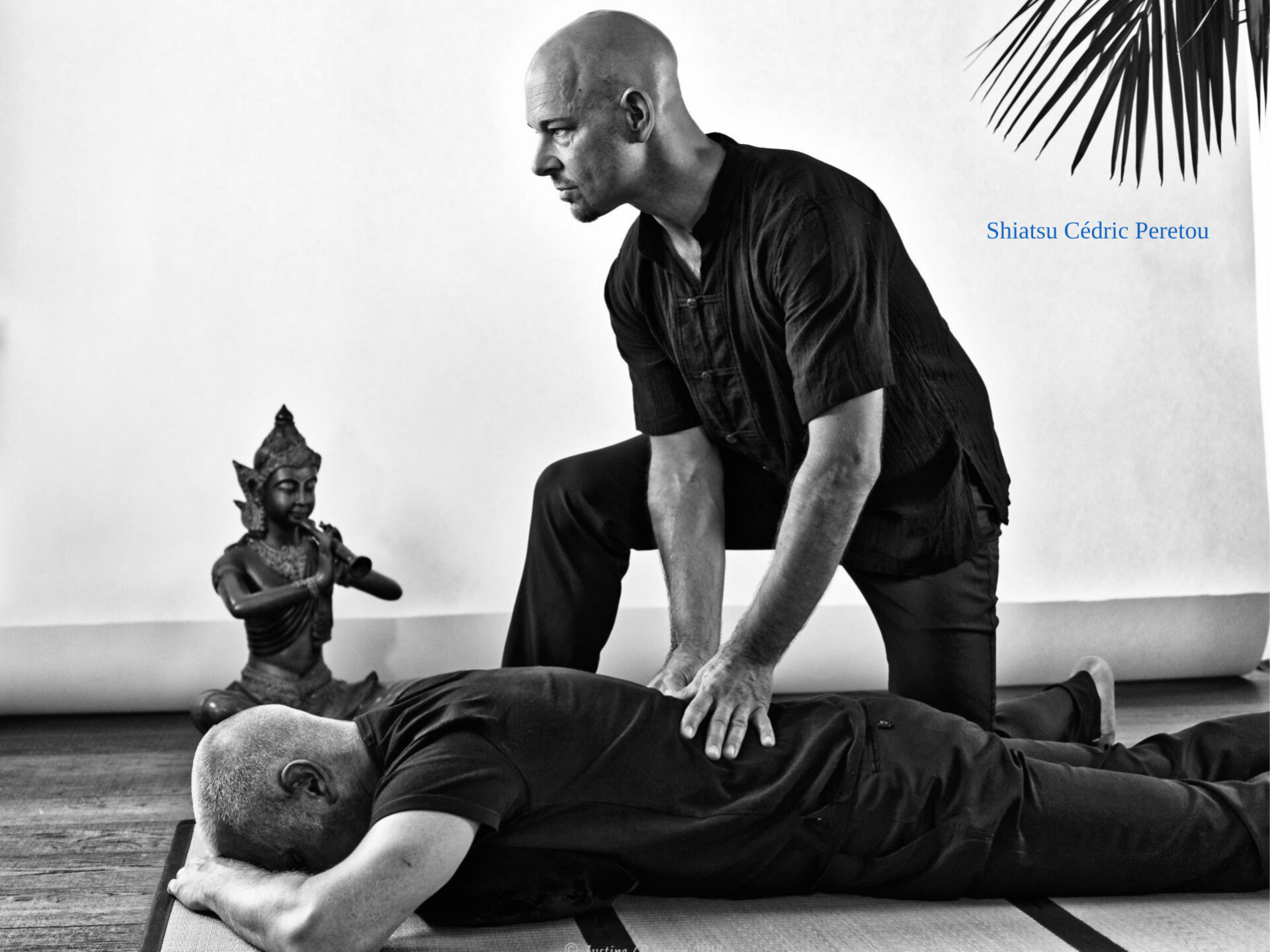 réance de shiatsu traditionnelle sur futon japonais